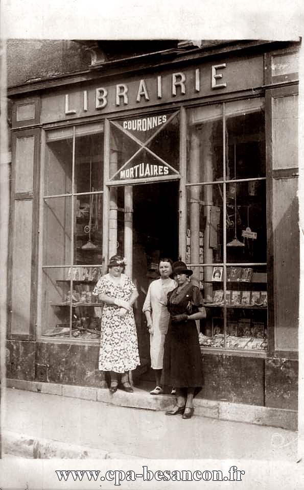 BESANÇON - Librairie au 20 rue des Chaprais. Madame Prost (née Durand) au centre, entourée de madame Boss et de sa nièce.